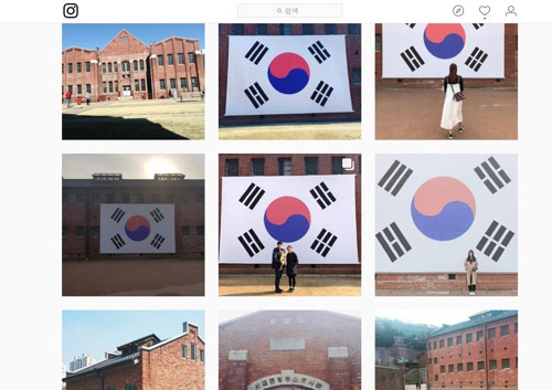 태극기 앞에서 '찰칵'27일 인스타그램에서 서대문형무소 역사관을 다녀온 인증사진을 올린 이용자들 모습 [인스타그램 검색 결과 캡처]